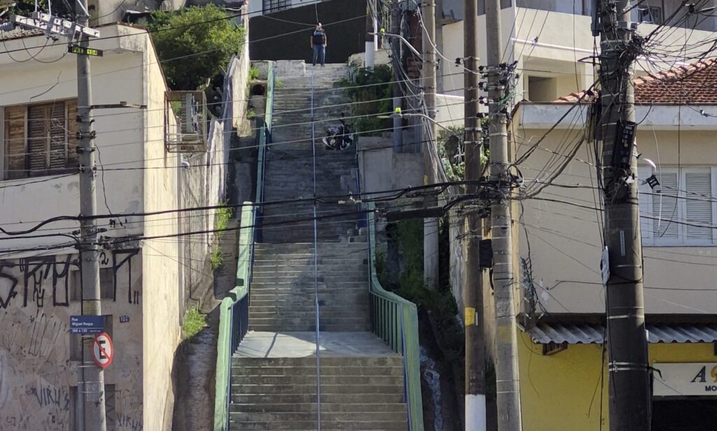 Reparos e revitalização no “ESCADÃO” sendo a escada que liga as ruas Miguel Roque altura do número 120 à rua Assuero Roque altura do número 114 na Vila Roque bairro Imirim – São Paulo
