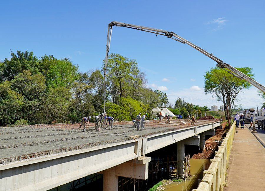 Construção de uma ponte  Monte Alto