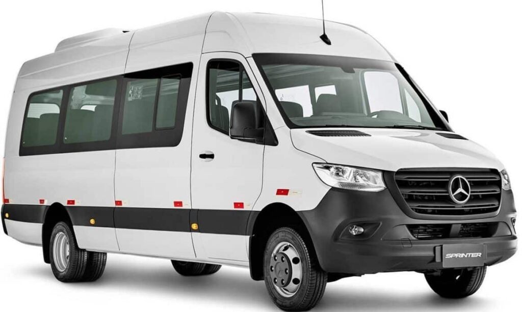 Van adaptado para transportar as crianças para a A