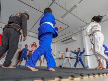 Núcleos esportivos para atendimento de crianças ca