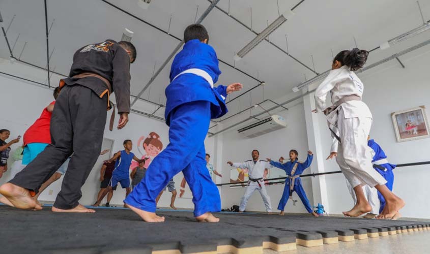 Núcleos esportivos para atendimento de crianças ca