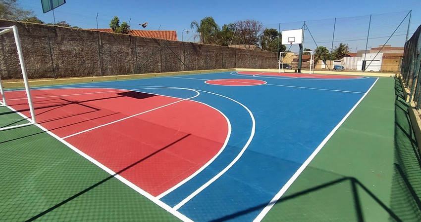 Revitalização da quadra poliesportiva com vestiári