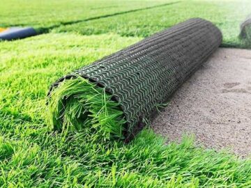 Implantação de grama sintética no campo do Roseirã