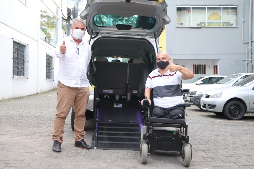 Veículo adaptado para cadeirantes  Sarutaiá