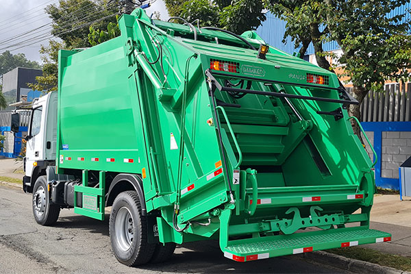 Caminhão compactador de lixo – Inúbia Paulista