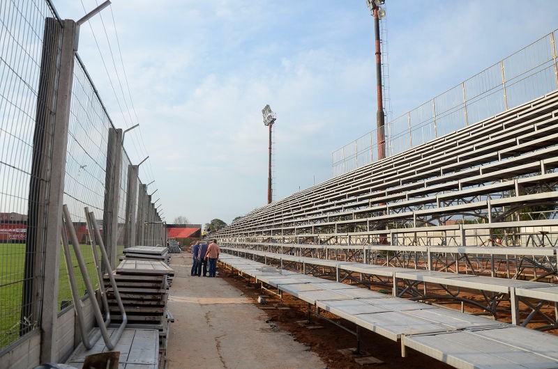 Reforma, adequações e construção de banheiros, bebedouros e arquibancadas  Icém