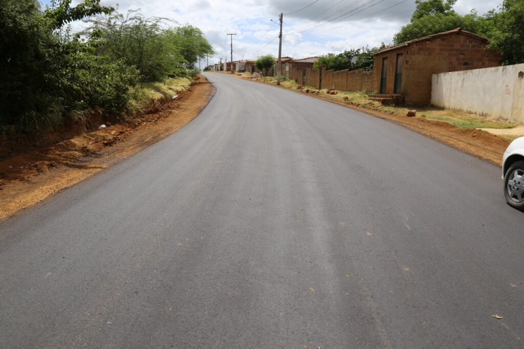 Alargar e pavimentar a pista que passa dentro de Tejupá