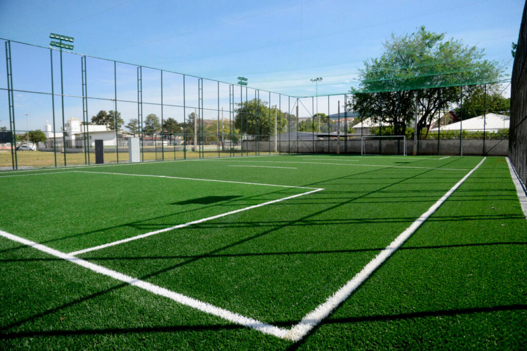 Construção de quadra com grama sintética  Osasco