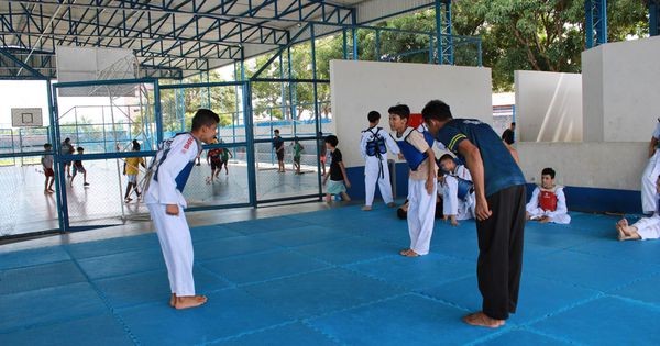 Núcleos esportivos para atendimento de crianças ca