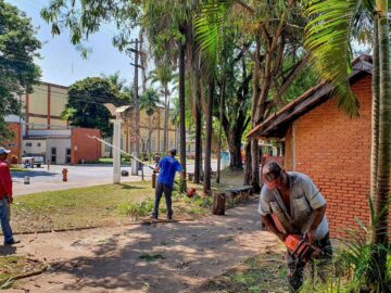 Pedido de Limpeza da Praça do Encontro e retirada