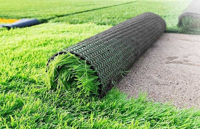 Implantação de grama sintética no campo do Roseirã