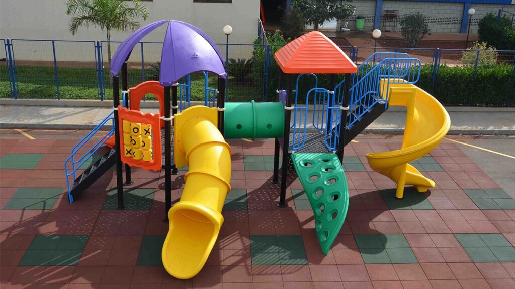 Reforma da quadra esportiva, instalação de playgro