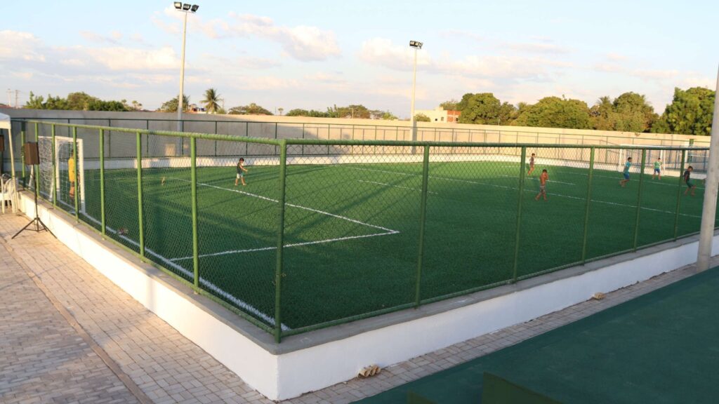 Areninha esportiva e um kit de material esportivo  EmbuGuaçu