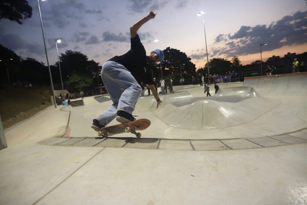 Construção de uma pista de skate e playground para as crianças  Ribeirão Branco
