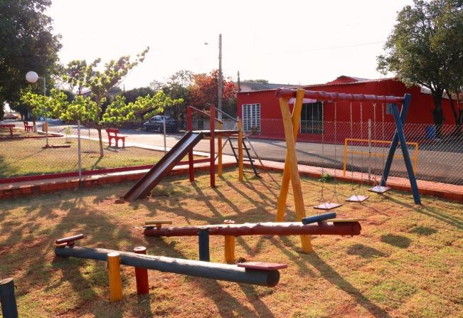 Instalação de playgrounds nas praças  Pirajuí