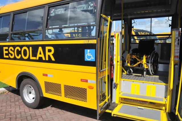 Aquisição de ônibus para transporte escolar  Poloni