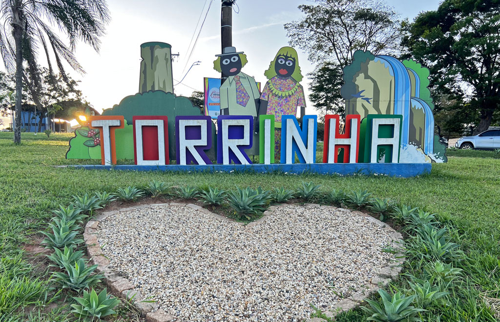 Execução de calçamento ecológico intertravado (8mm) do trecho de acesso ao Mosteiro do Paraíso, aproximadamente 1,7 km, localizado na Rodovia Cesarino Mariano, km 12 na cidade de Torrinha