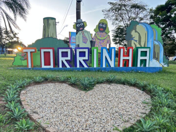 Execução de calçamento ecológico intertravado (8mm) do trecho de acesso ao Mosteiro do Paraíso, aproximadamente 1,7 km, localizado na Rodovia Cesarino Mariano, km 12 na cidade de Torrinha