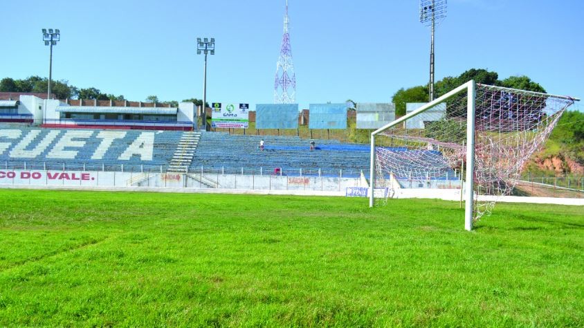 Iluminação do campo iluminado  Guaratinguetá