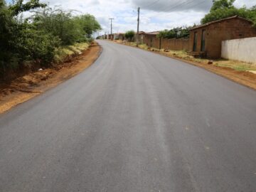 Alargar e pavimentar a pista que passa dentro de Tejupá