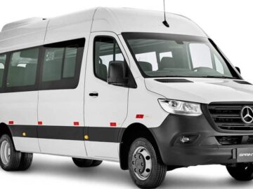 Van adaptado para transportar as crianças para a A