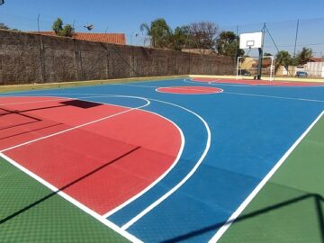 Revitalização da quadra poliesportiva com vestiári