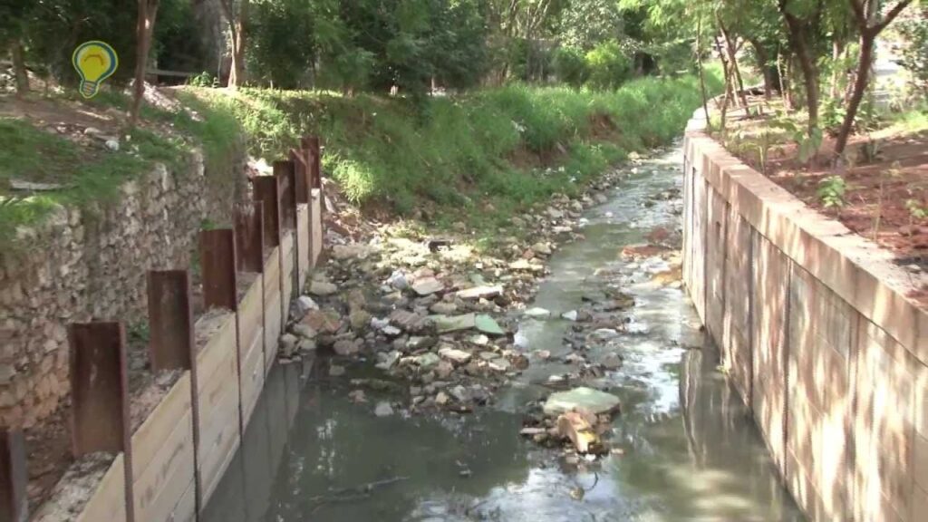 Muro de contenção no Córrego Itaquera Mirim  Guai