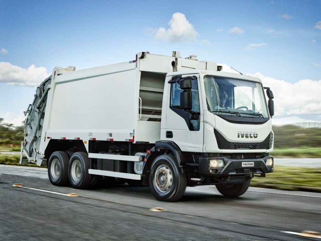 Caminhão coletor e compactador de lixo, com capacidade de 15 toneladas, para o município de Rincão/SP