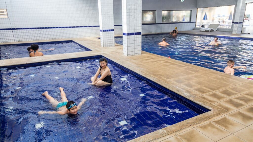 Piscina coberta e aquecida para Hidroterapia e Hidroginástica para a população  Emilianópolis