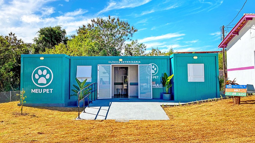 Equipamento de um container que será utilizado como consultório veterinário para atender os animais do distrito de Cruz das Posses  Sertãozinho