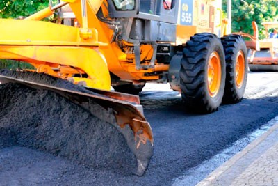 Obras de recapeamento asfáltico em vias urbanas  Elias Fausto