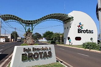 Revitalização da Praça João Paulo, incluindo construção de quadra esportiva – Brotas