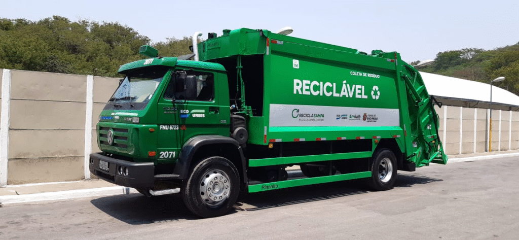 Aquisição de caminhão de coleta seletiva de lixo com capacidade de 15m³ no município de Lins