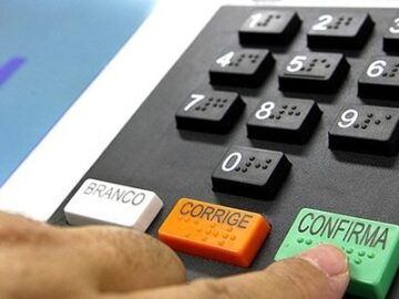 PEC 386/2017 – Garante aos estrangeiros que estejam residindo no País há mais de cinco de anos o direito de voto.