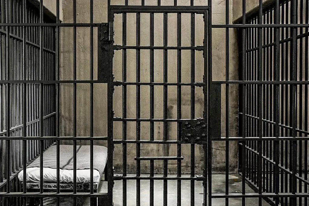PL 3187/2023 – Agrava a pena quando o crime for cometido durante saída temporária, liberdade condicional, prisão domiciliar ou em situação de evadido do sistema prisional.