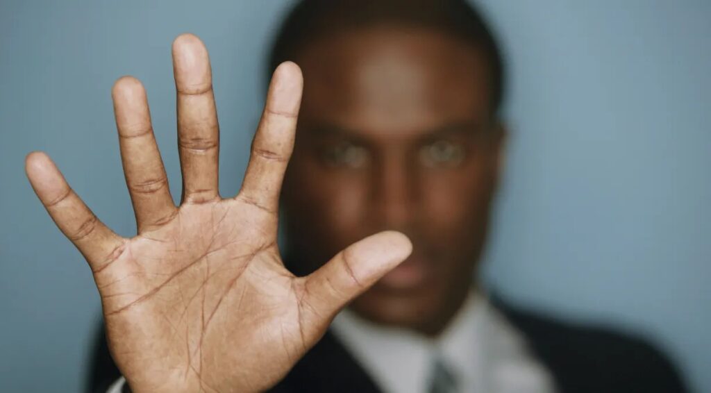 PL 10943/2018 – Tipifica o crime de injúria racial praticado por meio do uso da internet.