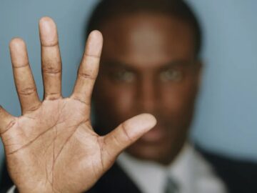 PL 10943/2018 – Tipifica o crime de injúria racial praticado por meio do uso da internet.