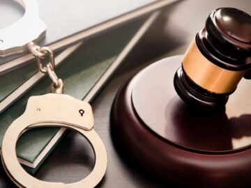 PL 2044/2019 – Dobra o prazo de prescrição para réus de ação penal que detenham foro privilegiado.