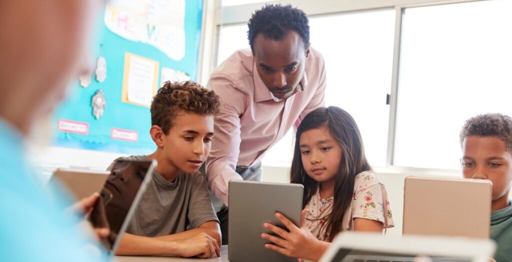 PL 9971/2018 – Reduz os impostos das empresas que investem em Educação.