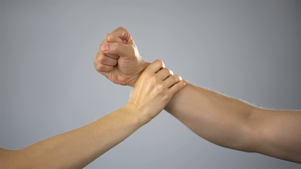 PL 781/2021 – Altera o Decreto-Lei nº 2.848, de 7 de dezembro de 1940 – Código Penal, estabelecendo que não se considera em legítima defesa o ato praticado com a suposta finalidade de defesa da honra, nos casos de violência doméstica contra a mulher.