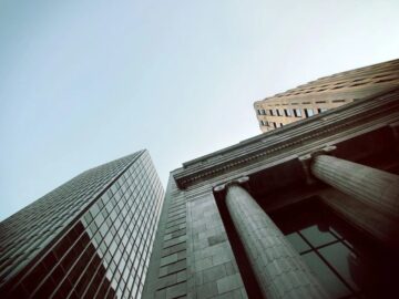 PL 145/2019 – Obrigar os fornecedores de produtos e serviços de natureza bancária, creditícia, financeira e securitária a alertar os consumidores sobre as fraudes mais frequentes, aplicadas por terceiros, relacionadas às suas operações.