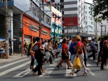 PEC 379/2017 – Permite a atuação de um grupo em mandato coletivo para aumentar a participação da sociedade nas decisões políticas.